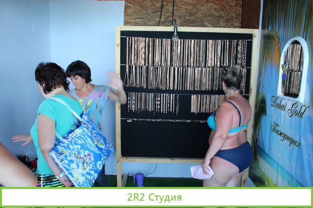 Цепочки, бижутерия на пляже в Адлере,2022