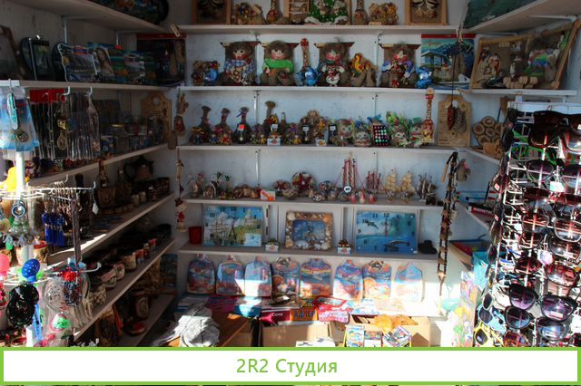 Цепочки, бижутерия на пляже в Адлере,2022