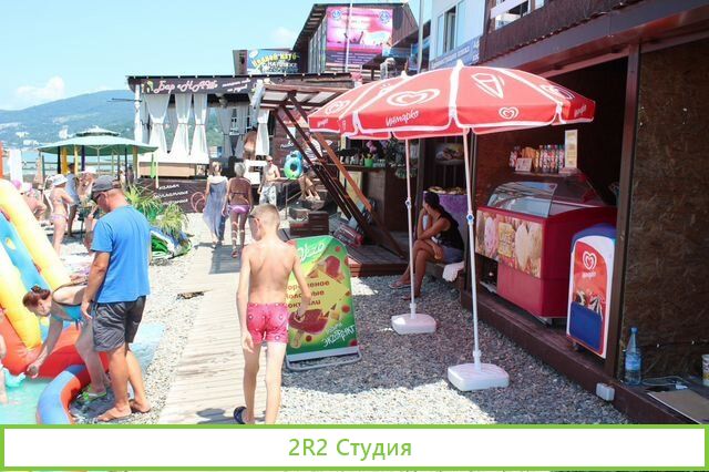 Цепочки, бижутерия на пляже в Адлере,2022