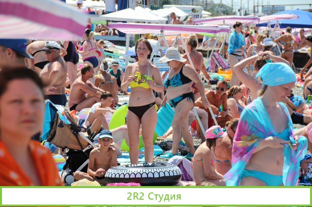 Цепочки, бижутерия на пляже в Адлере,2022