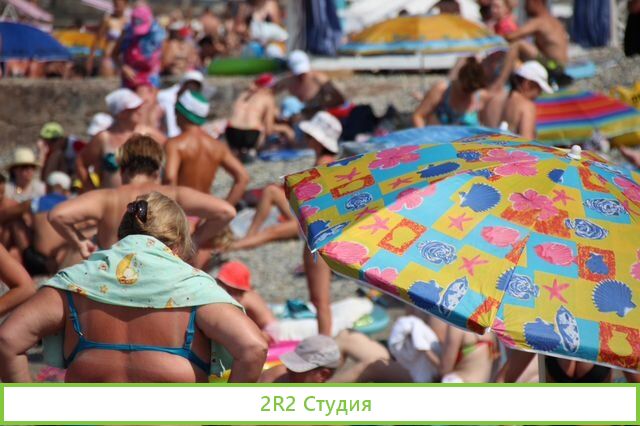 Цепочки, бижутерия на пляже в Адлере,2022