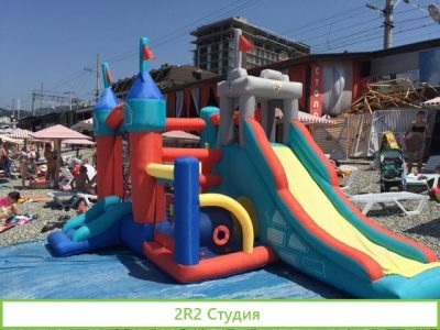 Детские горки и батуты на пляже, 2022 г