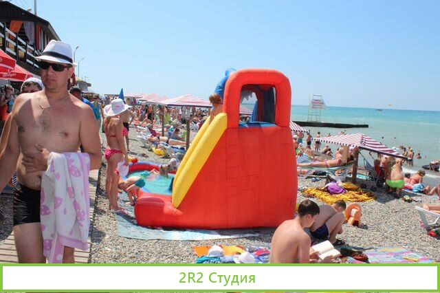 Детские горки и батуты на пляже, 2022 г