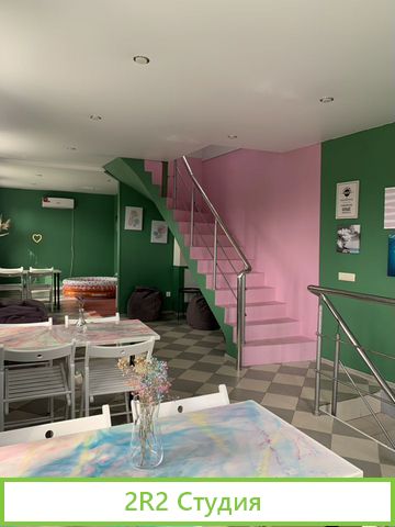 Дизайнерский магазин с кофейней