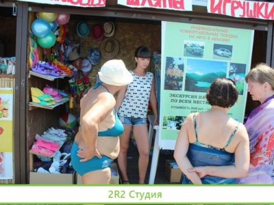 Кроссовки и бейсболки на пляже в Адлере, 2022 г