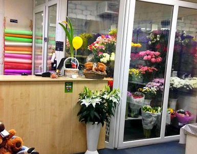 Магазин цветов у метро с товарным остатком