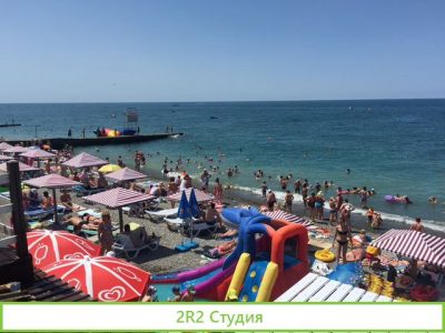 Пляжная одежда на пляже в Адлере, 2022