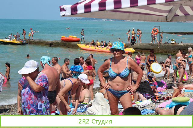 Пляжная одежда на пляже в Адлере, 2022