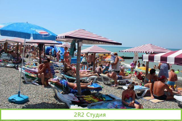 Пляжная одежда на пляже в Адлере, 2022