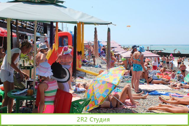 Пляжная одежда на пляже в Адлере, 2022