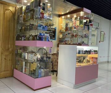 Проходимое место с витринами в ТЦ