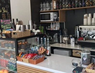 Точка кофе с собой на оживленной улице