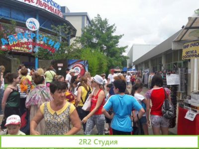Торговля на набережной у моря в Адлере