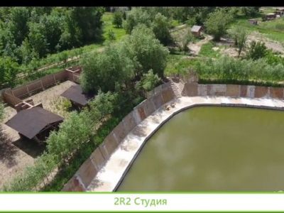 Усадьба на пруду с домиками для рыбаков